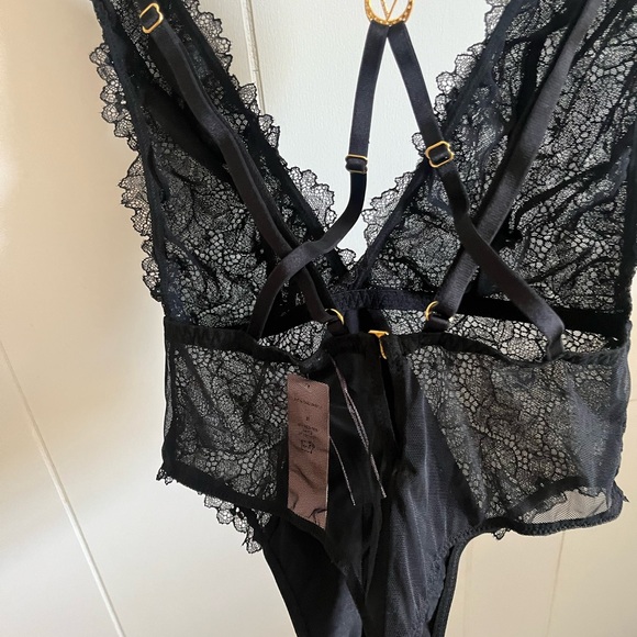 **VICTORIA SECRET** LACE BODYSUIT - Picture 6 of 6